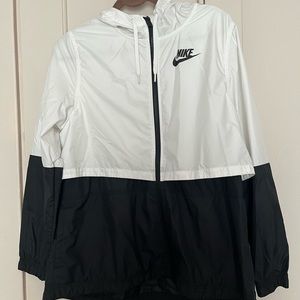 Women’s Medium Nike Windbreaker